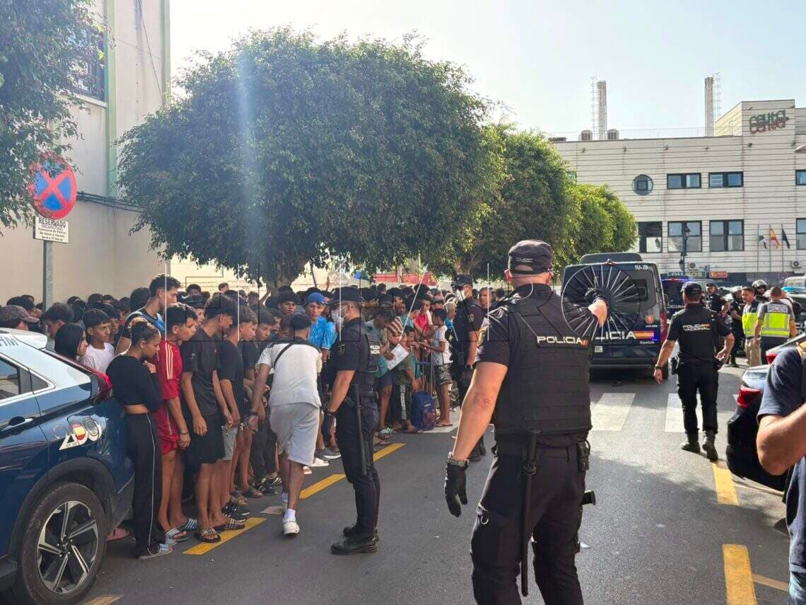 Moroccan minors block Ceuta police
