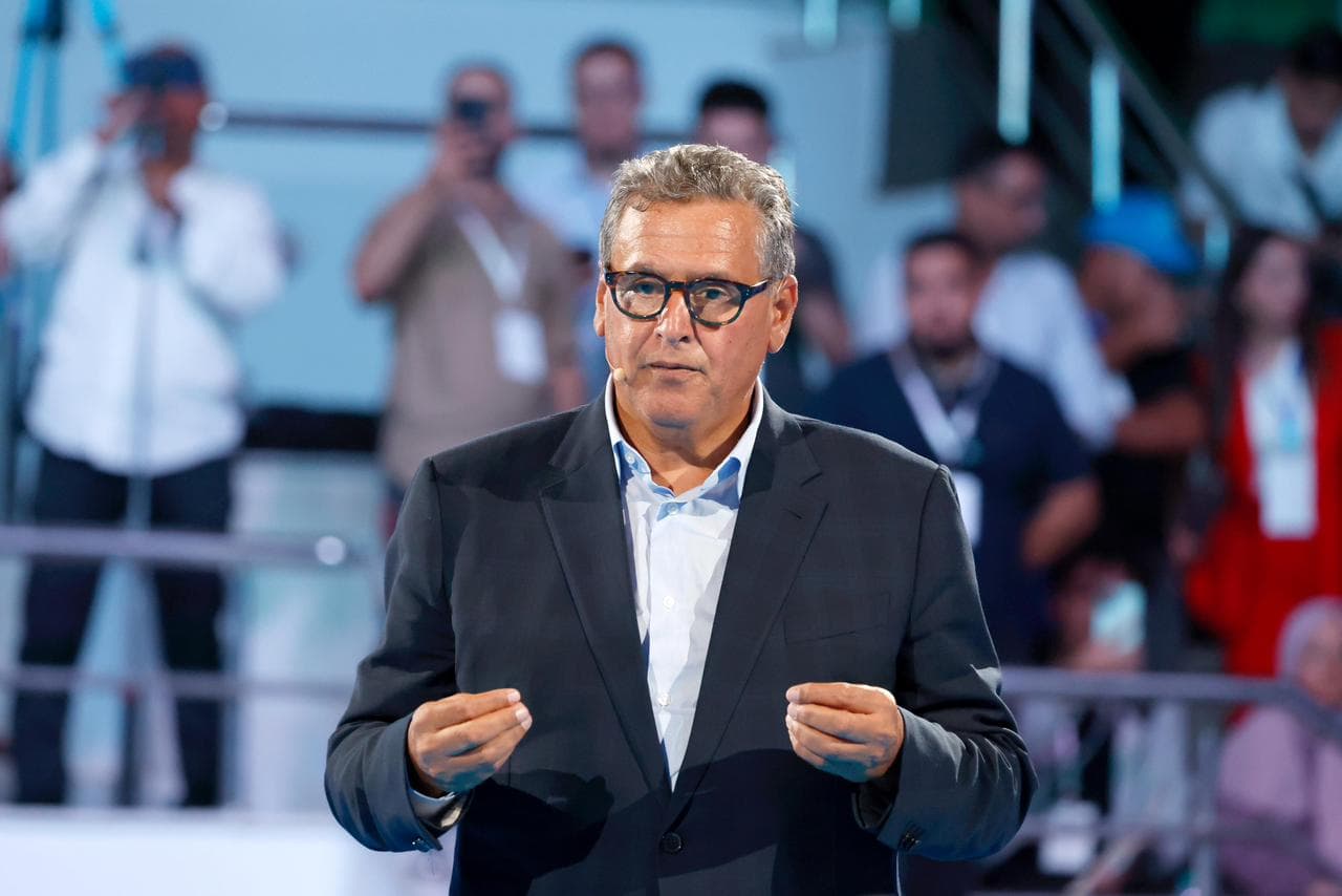 اخنوش يدافع عن العلمي ويستنكر انتهاك النقاش الداخلي