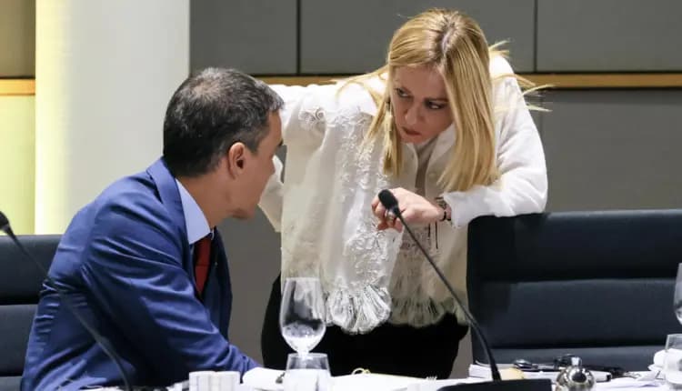 إيطاليا ترفض الإنذارات وتتمسك بالحدود