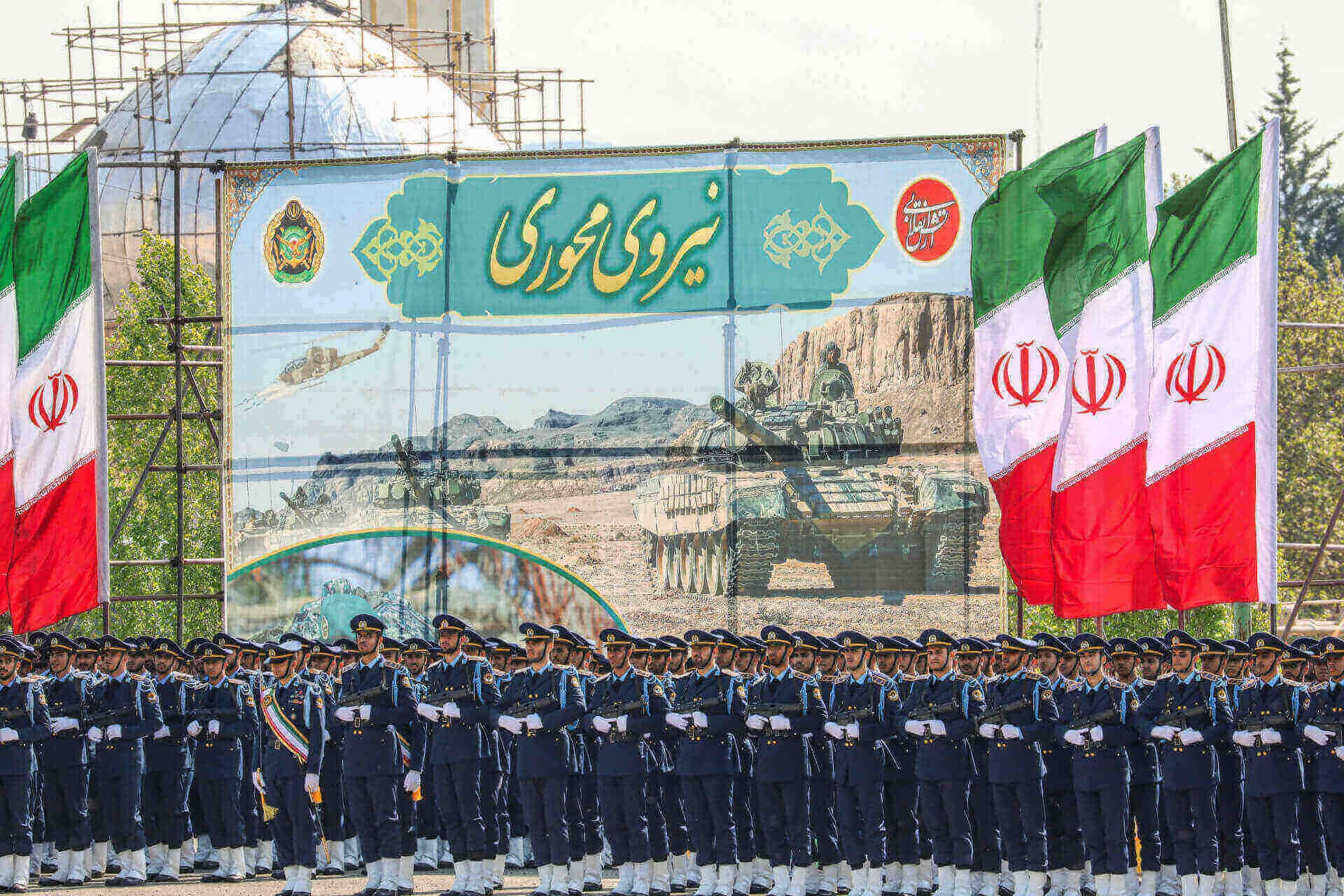 إيران تتحدى العقوبات والسيطرة على هرمز