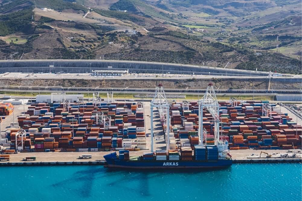 روسيا تستورد البنزين عبر طنجة لمواجهة أزمة الوقود