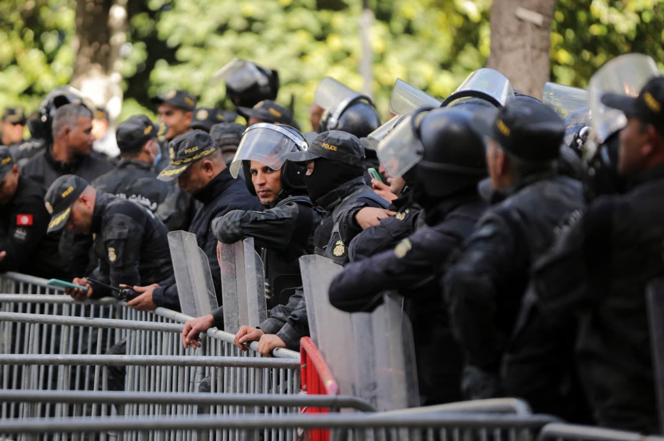Tunisia security forces face protests