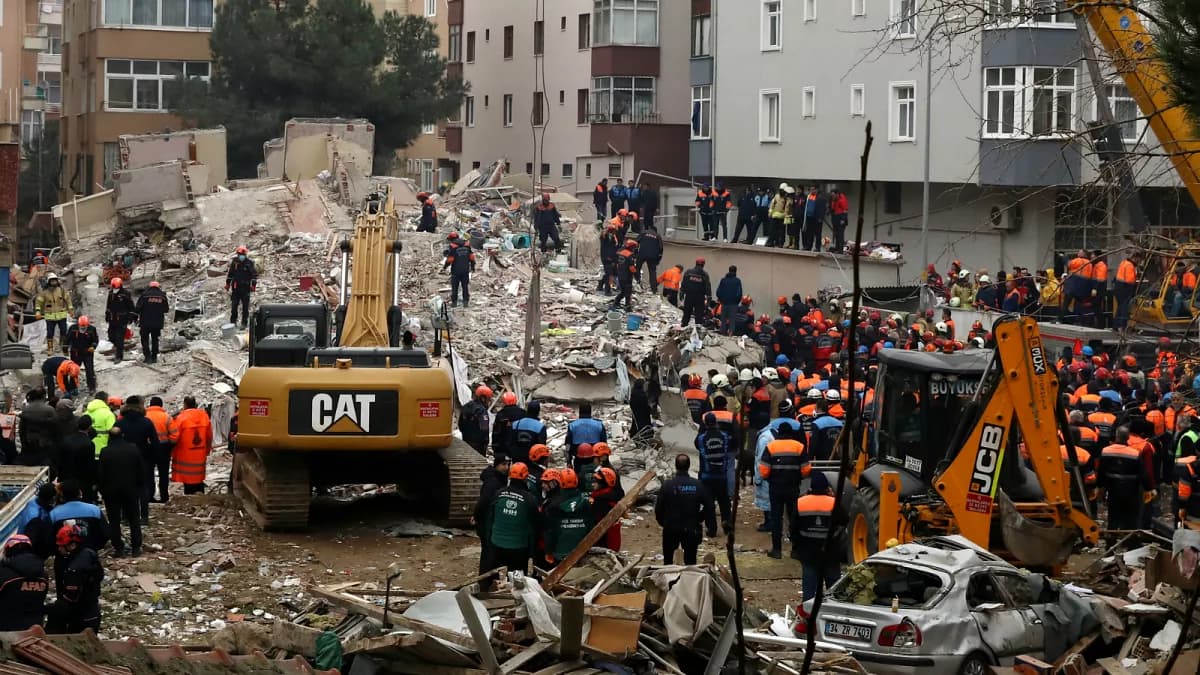 انهيار بناية سكنية وإصابات في إسطنبول
