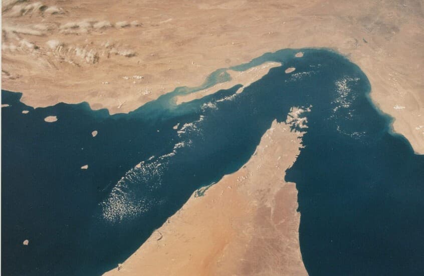 إيران وعمان تتفقان على مسار الملاحة في هرمز