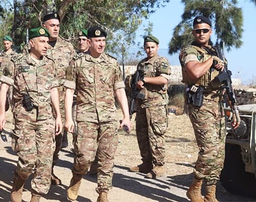 قائد الجيش يتفقد زوطر الغربية ويواصل الانتشار الأمني