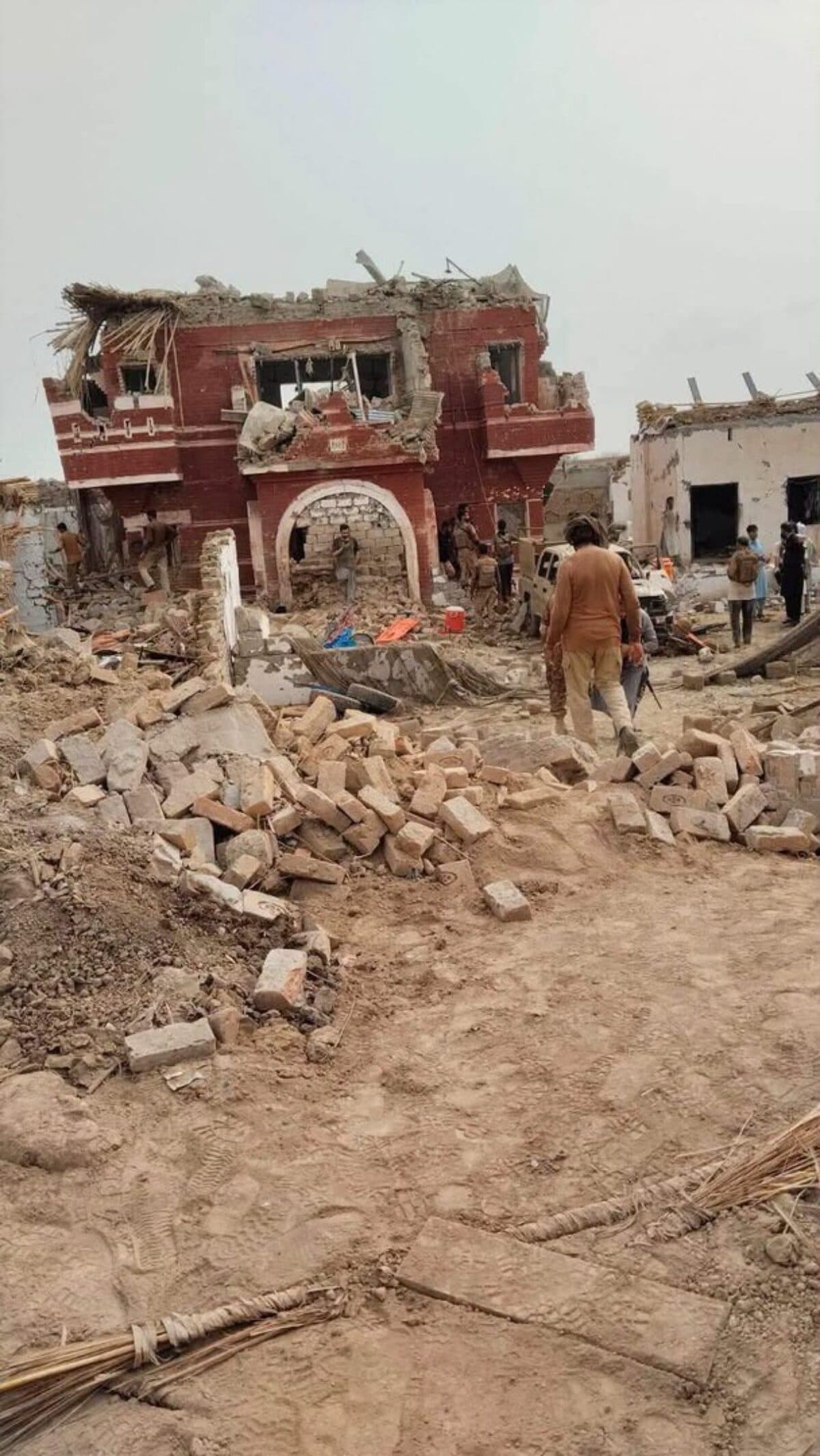 Pakistan 12 soldiers die in suicide attack