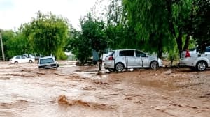 أمطار غزيرة تغمر أحياء الخروب وعلي منجلي