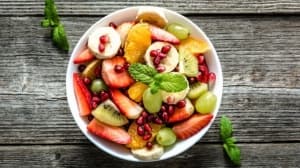 المساء تجمع السلطات والفواكه في الصيف