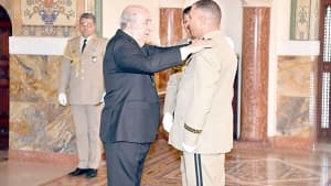 توزيع الأوسمة على ضباط الجيش