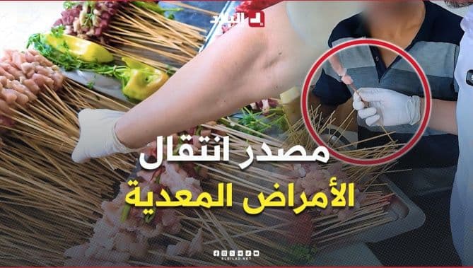 مواطن يعيد استخدام أعواد الشواء