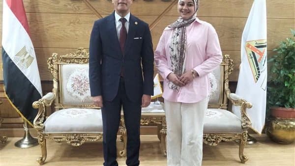 Benha University President grants Commerce student Nada Mohamed full scholarship until graduation for her perseverance