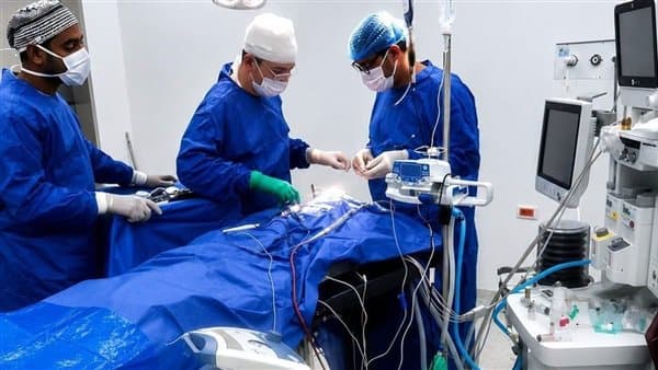 جراحة دقيقة تنقذ رضيعًا عمره 45 يومًا من الموت في مستشفى النيل التخصصي بأسوان