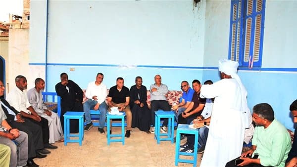 محافظ أسوان يعلن حلولًا عاجلة لمطالب الأهالي تشمل إنشاء بريد جديد، وتركيب مطبات، وبناء مدرسة، وحل مشكلات الكهرباء والري