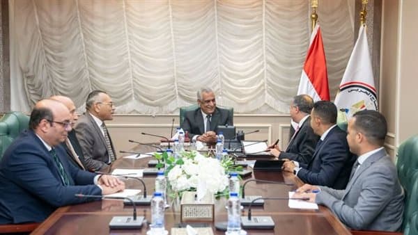 Minister Discusses Communication Tech Localization