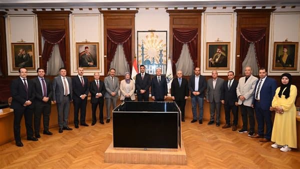 Industry Minister and Cairo Governor issue 40 factory legalization contracts