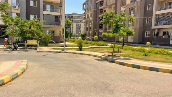 وزيرة الإسكان تتابع مشاريع مدن العاشر