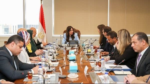 وزيرة الإسكان تتفق مع الوكالة الفرنسية على تعزيز مشاريع المياه