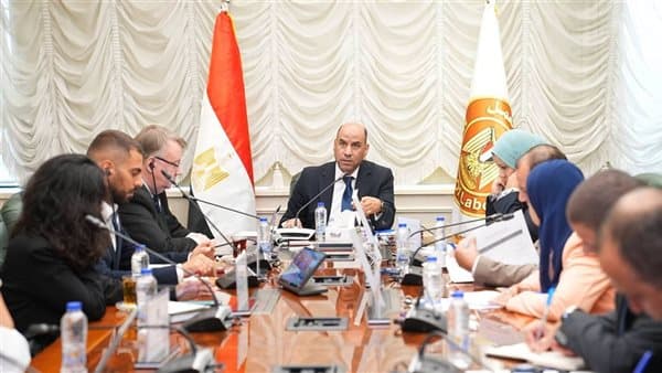 وزير العمل ومنظمة العمل يضعان خطة للعمل اللائق في مصر