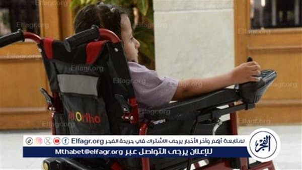 أسيوط تسليم كرسي لعزيمة طفلة من ذوي الهمم