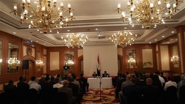 Foreign Minister Meets Egyptian Community in Manila