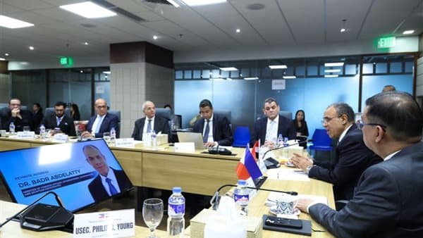 وزير الخارجية يجتمع مع رجال الأعمال الفلبينيين