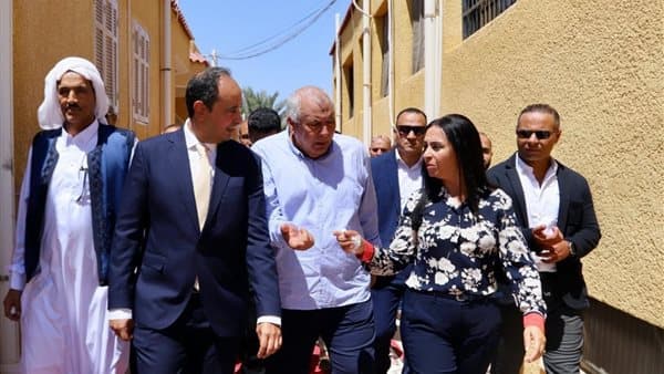 وزيرة التضامن و محافظ مطروح يتفقدان مزرعة الزيتون