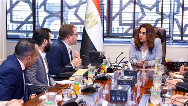 وزيرة التنمية تتابع جاهزية النظام الرقمي للأثر البيئي