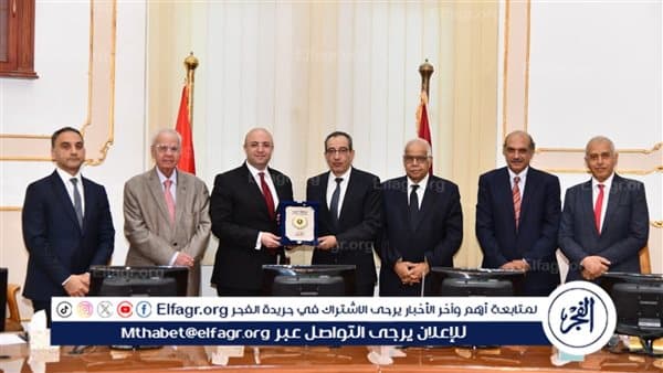 محافظ الفيوم يكرم دكتور ياسر حتاتة