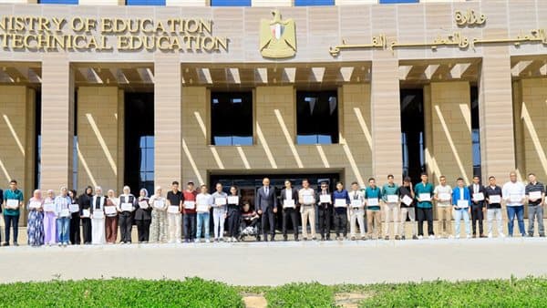 عبد اللطيف يوجه تحية لطلاب الثانوية