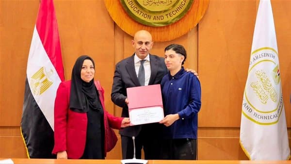Education Minister Honors Top Secondary Students