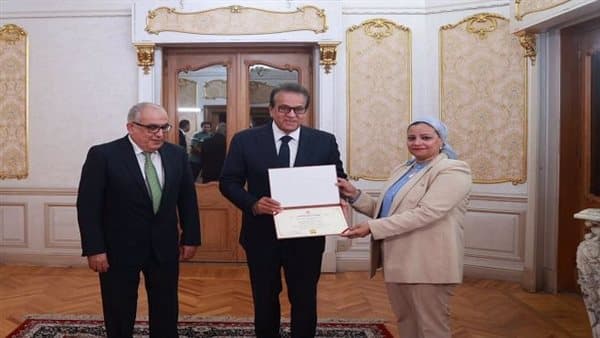 وزير الصحة يكرم فرق التمريض في نصر