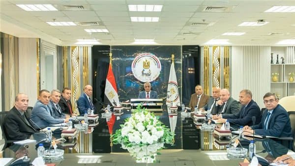 وزير الإنتاج الحربي يراجع تنفيذ مشاريع حياة كريمة