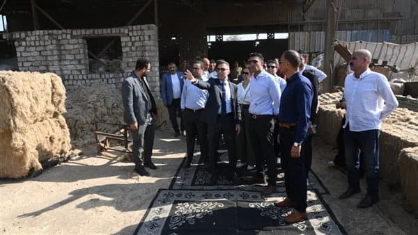وزير الصناعة يتفقد مصنعين في الغربية