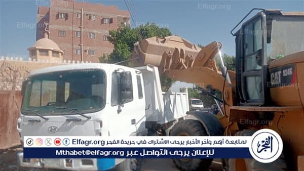 محافظ أسيوط يرفع مخلفات ويصيانة الطرق