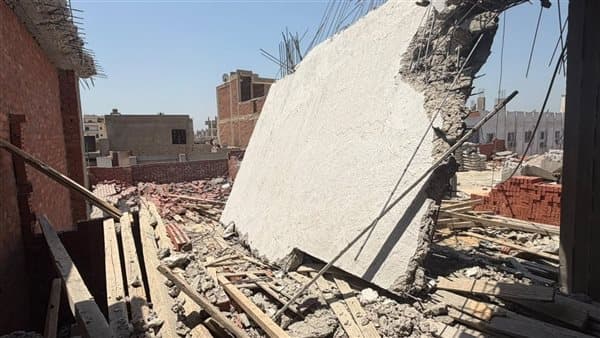 محافظ الدقهلية يراقب إزالة أجزاء خطرة من عقار في أبو الليل