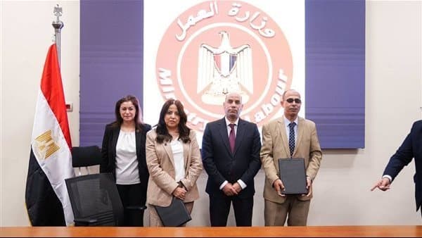 وزير العمل يوقع عقود وتعاون مع فودافون