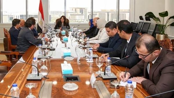 وزيرة الإسكان تناقش مقترحات إدارة حي المال