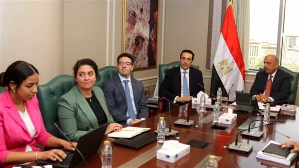 Minister reviews Slektak renewable projects