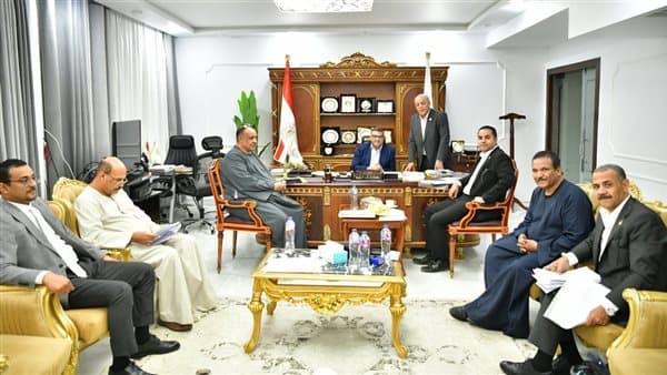 محافظ قنا يناقش دعم التنمية مع النواب
