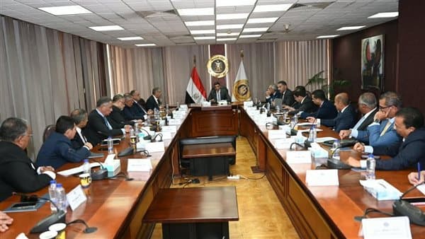 وزير الصناعة يناقش مع اتحاد الصناعات المصرية وشعبة السيارات