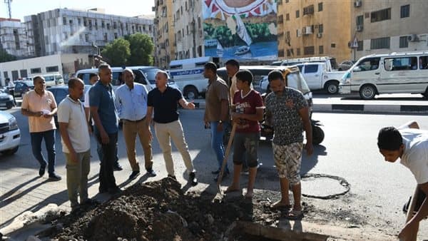 محافظ أسوان يراقب مخالفة حفر بطريق السادات