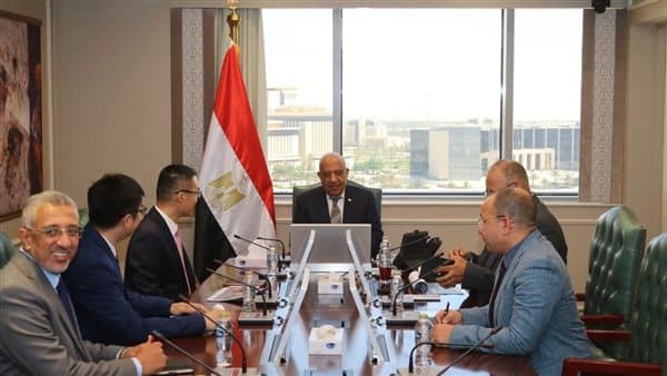 وزير الكهرباء يناقش مع هواوي تطوير بطاريات التخزين