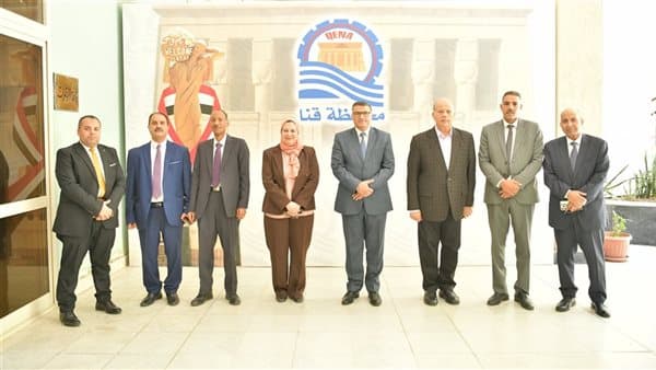 Qena Governor distributes 700 food coupons