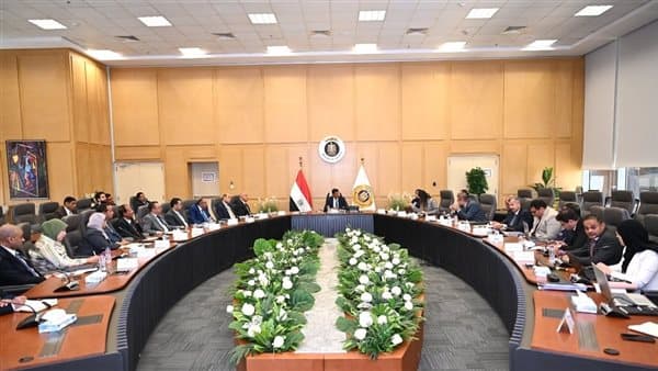 وزير الصناعة يترأس اجتماع تفضيل المنتج المصري
