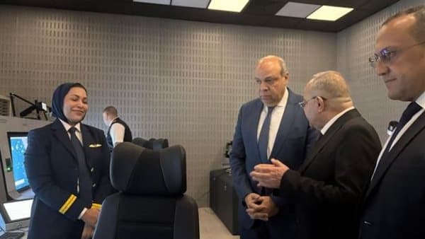 وزير الطيران يراجع التجربة التشغيلية للرادارات بمطار القاهرة