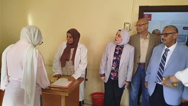 نائب رئيس جامعة بنها تتفقد الرعاية الطبية للطلاب الجدد