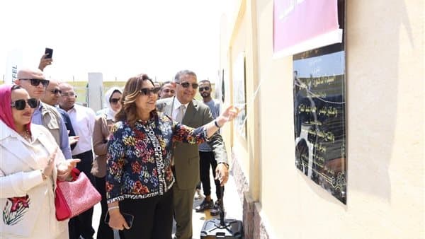 وزيرة التنمية والمحافظ يفتتحان محطتين للمخلفات