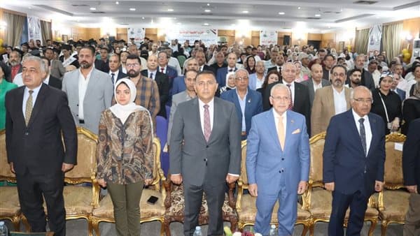 محافظ القليوبية يكرم 66 طالبًا بمناسبة العيد القومي