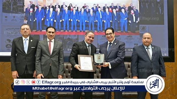 رئيس جامعة القاهرة يكرم سيد الدكروري لدوره في الإعلام التعليمي