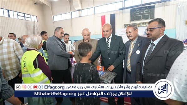 محافظ أسيوط يوزع 1000 حقيبة مدرسية